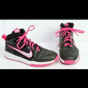 Nike team hustle pink/black size 6Y